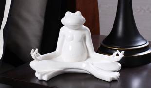 美式時(shí)尚陶瓷瑜伽青蛙 家居裝飾與創(chuàng)意禮品的完美結(jié)合